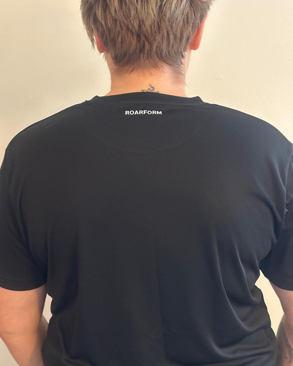 ROARFORM™ Men’s Performance T-Shirt – Black